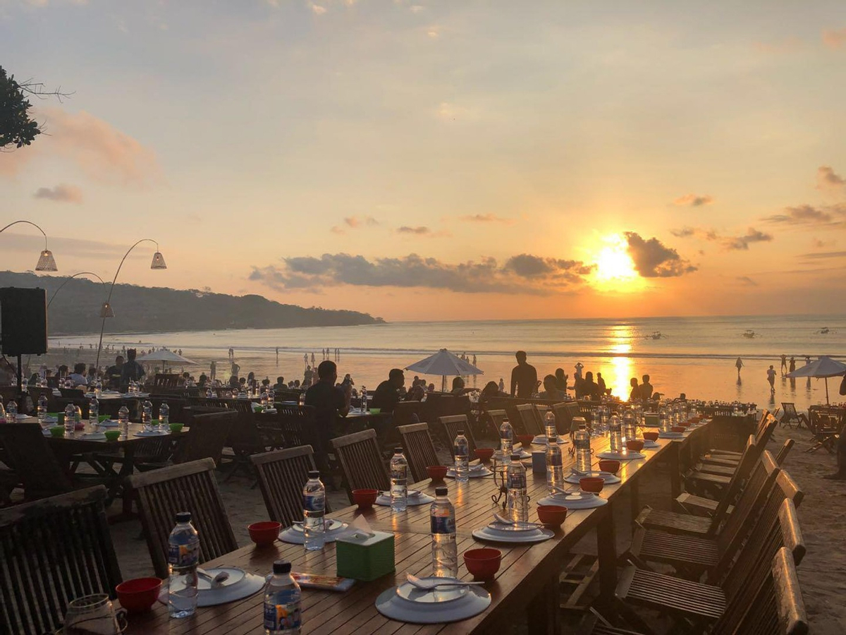 south of bali : Uluwatu temple and kecak fire dance,Melasti beach ,seafood jimbaran ,water sport